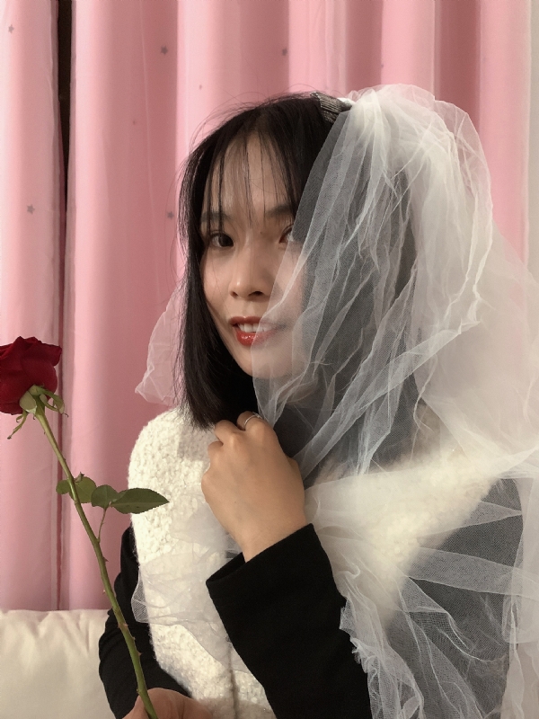持紫菜包饭的女孩的第一张照片--福清相亲网